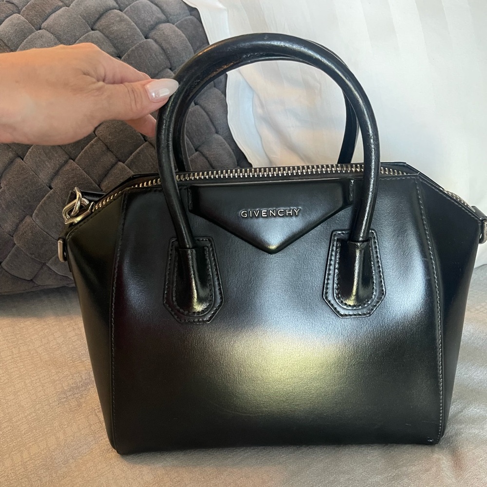 Relisted Item-Givenchy Small Antigona Handbag